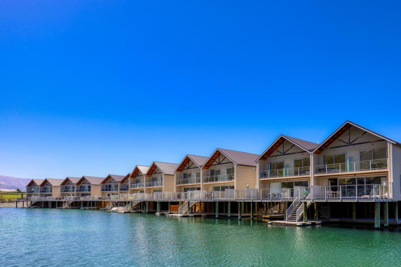 Marsden Lake Resort Central Otago Кромвель Екстер'єр фото The resort's overwater bungalows