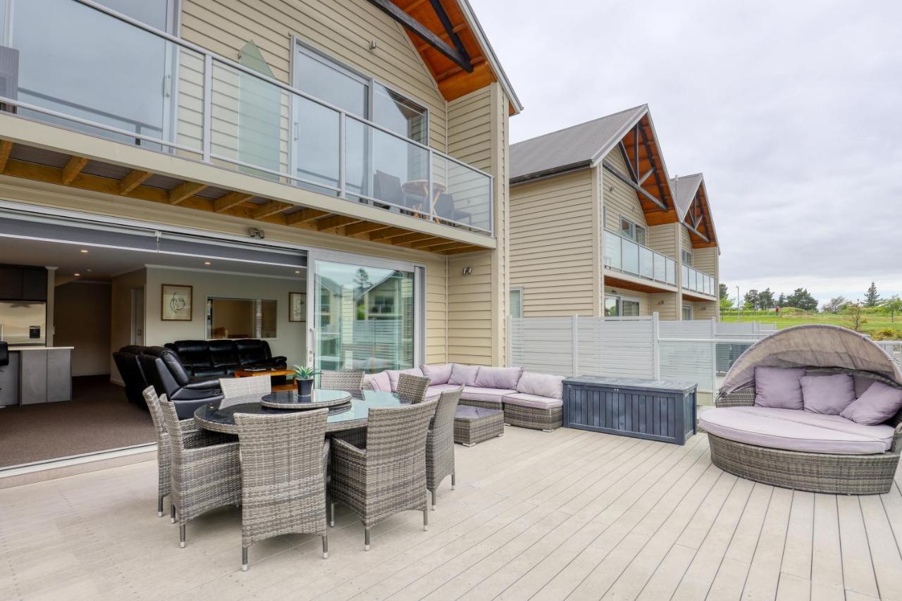 Marsden Lake Resort Central Otago Кромвель Екстер'єр фото A composite wood deck