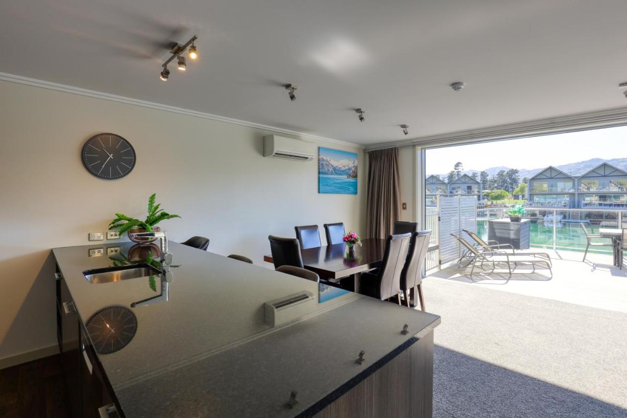 Marsden Lake Resort Central Otago Кромвель Екстер'єр фото A kitchen in a modern apartment
