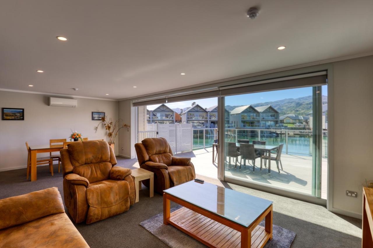 Marsden Lake Resort Central Otago Кромвель Екстер'єр фото A living room with sliding doors