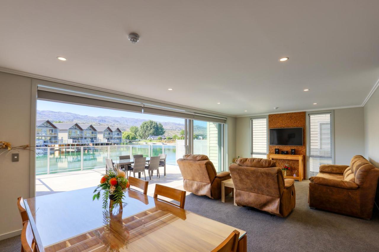 Marsden Lake Resort Central Otago Кромвель Екстер'єр фото A living room in a typical apartment at The Lakes Resort