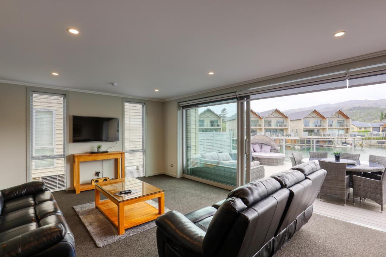 Marsden Lake Resort Central Otago Кромвель Екстер'єр фото Living room with sliding doors