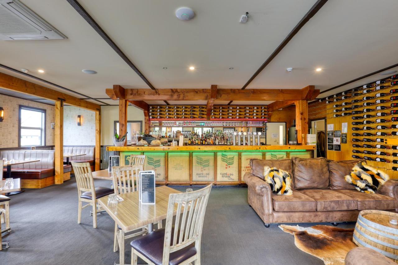 Marsden Lake Resort Central Otago Кромвель Екстер'єр фото The bar at the restaurant
