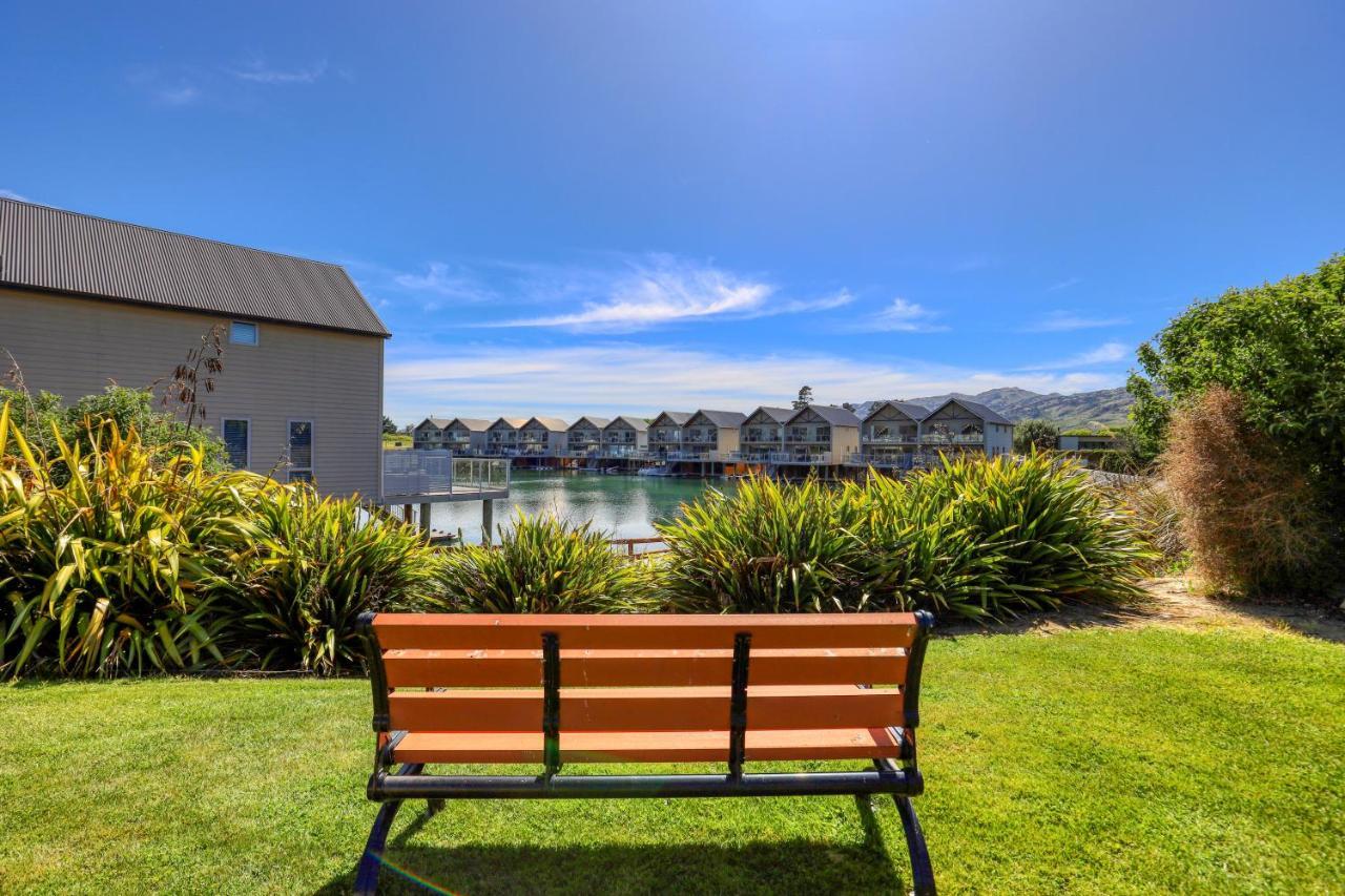 Marsden Lake Resort Central Otago Кромвель Екстер'єр фото A bench at the lake